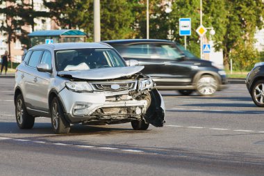 Sokakta araba kazası. Hasarlı otomobiller