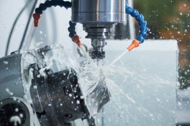 Cnc frezeleme makinesi işi. Dişli metal iå leri sektÃ1/4rÃ1/4nde soğutma ve yağlama