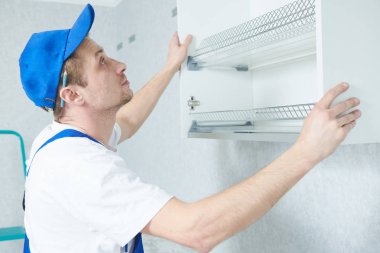 Mutfak mobilya kurulum. asılı kabine