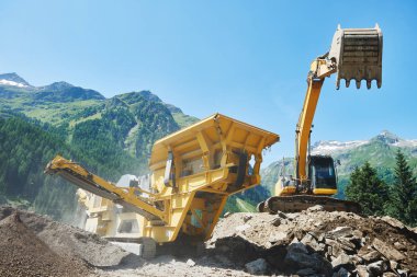 ekskavatör ve taş kırıcı makinesi. kafa derisi iş başında