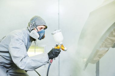 Otomobil kaputunu boyayan oda boyacısı.