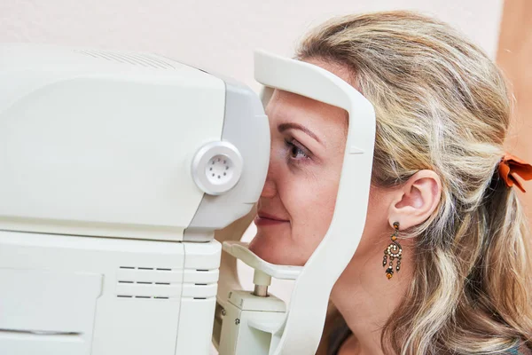 Ophthalmology. eyesight check of adult female woman — Stock Photo, Image