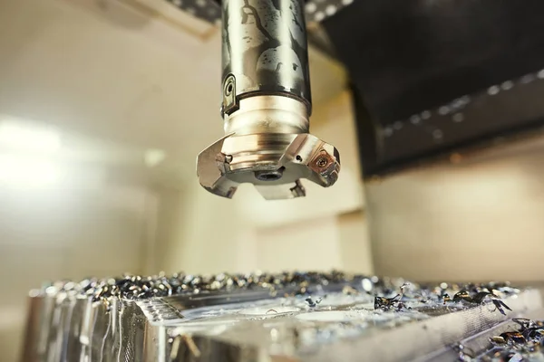 Fräsning CNC-maskin på metall arbets industrin. Precisionstillverkning och bearbetning av multiverktyg — Stockfoto
