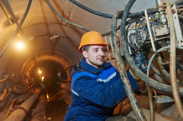 Undeground trabajando en túnel. instalación de colector de alcantarillado — Foto de Stock