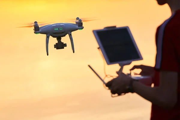 Um drone a voar. pilotagem de helicóptero ao pôr-do-sol — Fotografia de Stock