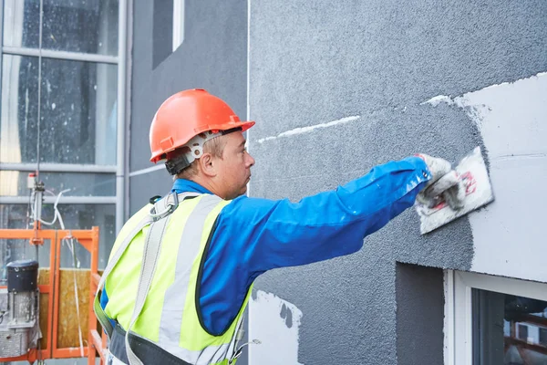 Gevel arbeider bepleistering externe wand van gebouw — Stockfoto