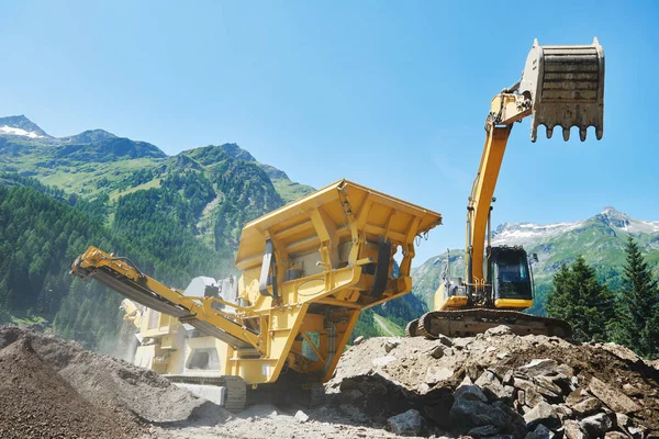 Máquina escavadora e trituradora de pedra. cabeleireiro no trabalho — Fotografia de Stock