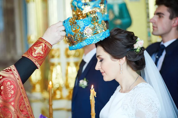 Vőlegény és menyasszony a esküvőn az ortodox templomban — Stock Fotó