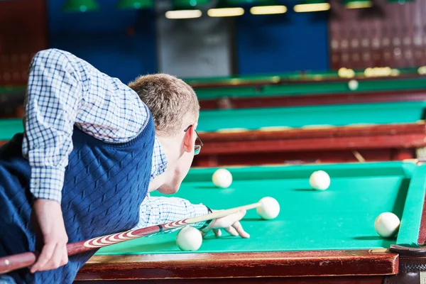 Homem jogando bilhar no clube — Fotografia de Stock