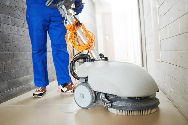 Travailleur avec machine de nettoyage plancher dans le hall de résidence — Photo
