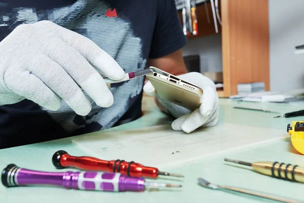 Serviço de reparação de smartphones. Reparação de telefone danificado — Fotografia de Stock