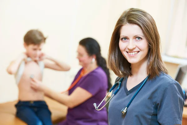 女性儿童医生在儿科医生面前小男孩考试 — 图库照片