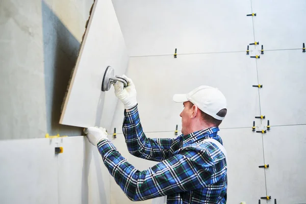 Tiler installing large format tile on wall. home indoors renovation — Stock Photo, Image