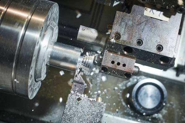 Transformando máquina cnc na indústria de trabalho de metal. Fabricação e usinagem de precisão multiferramenta — Fotografia de Stock