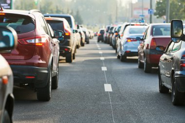 trafik sıkışıklığı ya da bir şehir sokak yol otomobil Daralt