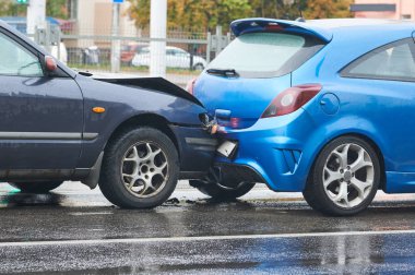 Sokakta araba kazası. Hasarlı otomobiller