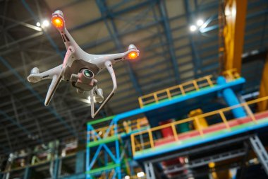 Endüstriyel enerji santralinin drone kontrol ekipmanları