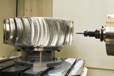 Cnc frezeleme makinesi işi. cogwheel metal işçilik endüstrisi