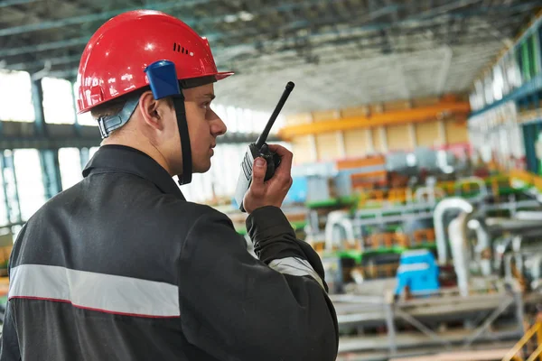 Walkie talkie vericisi ile enerji santrali fabrikasında sanayi işçisi — Stok fotoğraf