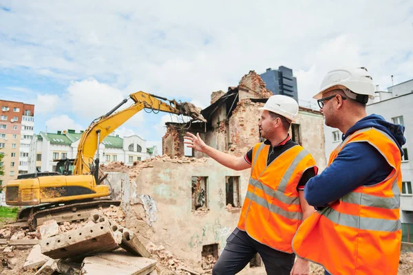 Trabajador de la construcción y capataz discutiendo en obra . — Foto de Stock