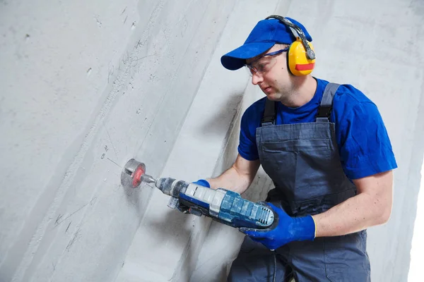 Tråkig hål för eluttag genom verktyg borrmaskin. — Stockfoto