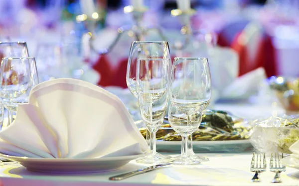 Catering-Service. Imbiss am Esstisch während der Veranstaltung — Stockfoto