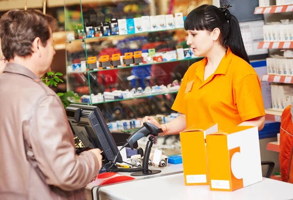 Assistant cashier works with buyer shop — Stock Photo, Image