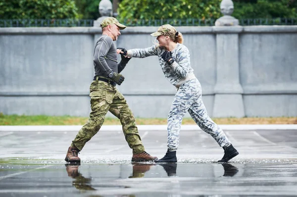Combate corpo a corpo entre instrutora militar com estagiária — Fotografia de Stock