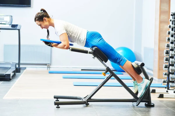 Entrenador personal de trabajo en el gimnasio. ejercicio de hiperextensión —  Fotos de Stock