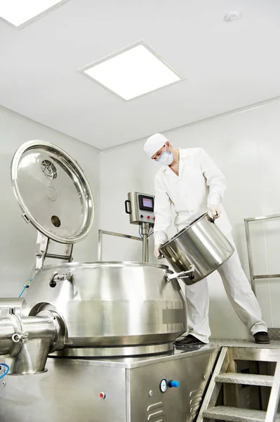 Farmaceutisk fabriksarbetare lastningsmaterial i mixertank — Stockfoto