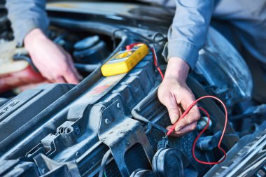 Otomatik elektrikçi araba ile çalışıyor.