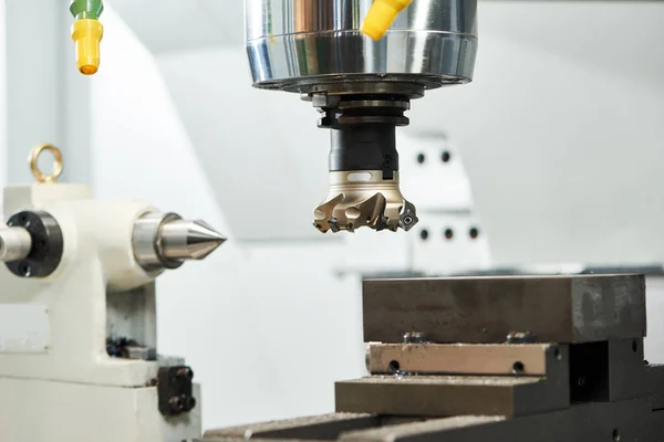 Torneado cnc máquina en la industria del trabajo del metal. Mecanizado de precisión —  Fotos de Stock