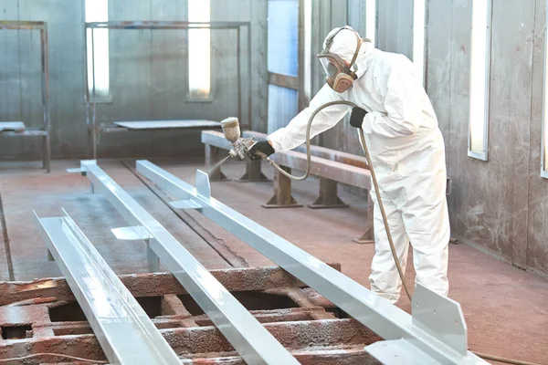 Industriële schilder in kamer schilderen metaal detail — Stockfoto