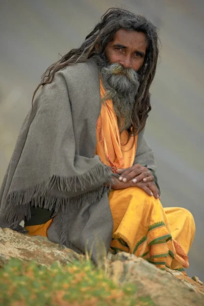 Sadhu moine indien à la méditation dans les montagnes — Photo