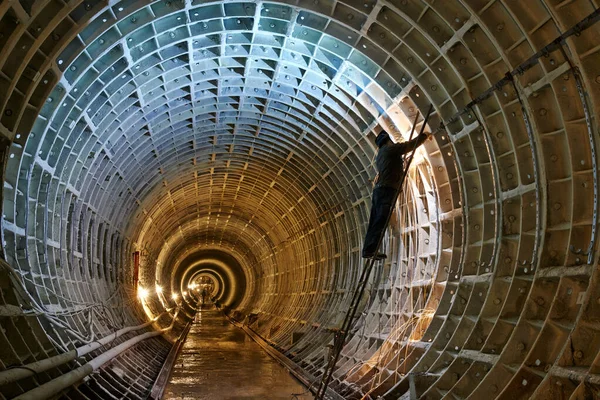 Saldatore nel cantiere sotterraneo della metropolitana — Foto Stock