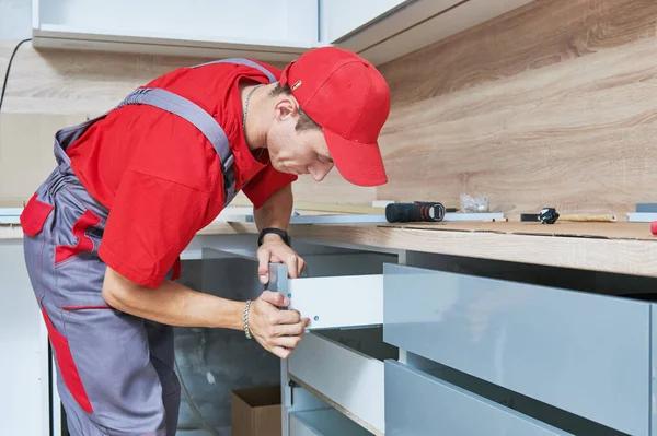 Installazione della cucina. Lavoratore assemblaggio mobili — Foto Stock