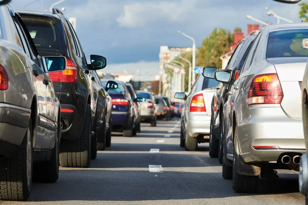 Engarrafamento ou colapso do automóvel numa estrada urbana — Fotografia de Stock