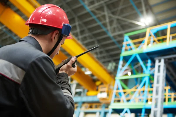 Trabajador industrial en fábrica con transmisor walkie talkie — Foto de Stock