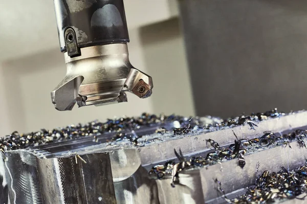 CNC-Drehmaschine in der Metallverarbeitungsindustrie. Feinbearbeitung — Stockfoto
