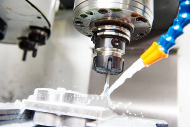 CNC değirmen makinesi çalışıyor. Metal endüstrisinde soğutucu ve yağlama