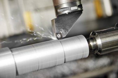 Metalde kesme aleti çalışıyor. Torna tezgahını açıyorum