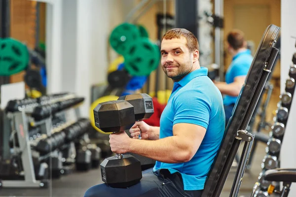 Spor salonundaki erkek fitness eğitmeni ya da vücut geliştirici — Stok fotoğraf