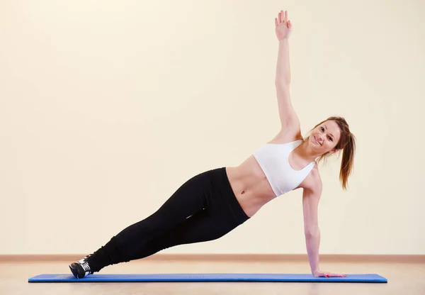 Fitness cvičení. mladá žena strečink v tělocvičně — Stock fotografie