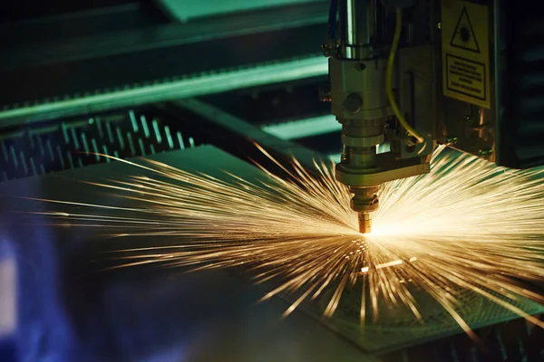 Laserschneiden. Metallbearbeitung mit Funken — Stockfoto