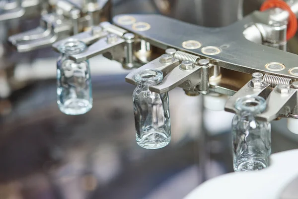 Industria farmacéutica. frascos de vidrio de la medicina lavado en la máquina de limpieza —  Fotos de Stock