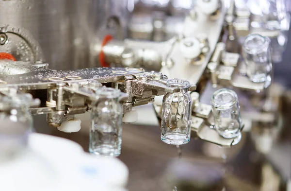 Farmaceutický průmysl. medicína skleněné láhve praní v čistícím stroji — Stock fotografie