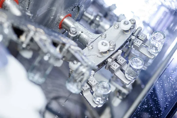 Farmaceutische industrie. geneeskunde glaswerk flessen wassen in reinigingsmachine — Stockfoto