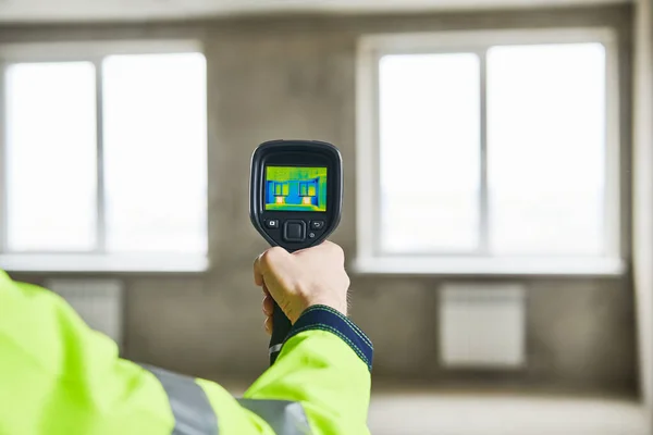 Thermal imaging camera inspection of window building. check heat loss — Stock Photo, Image