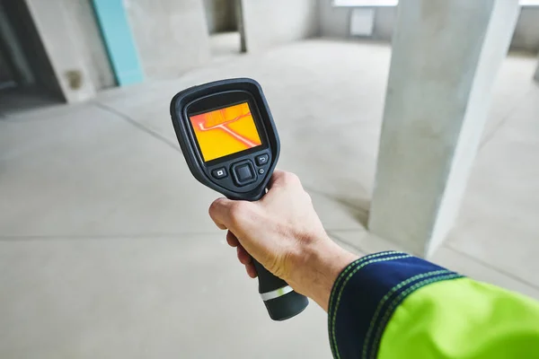 Thermal imaging camera inspection for temperature check and finding heating pipes — Stock Photo, Image