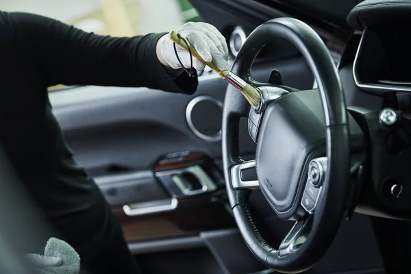 Auto detaillering dienst. Reiniging van het interieur — Stockfoto